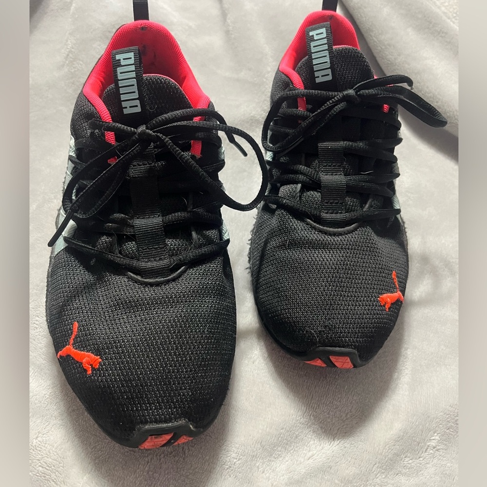 Women’s size 9.5 puma tennis shoes